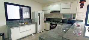 Micro-ondas, fogão, cooktop, cafeteira/chaleira