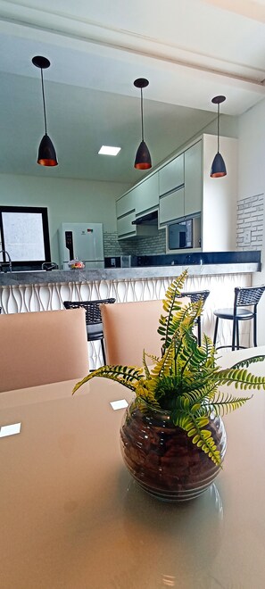 Micro-ondas, fogão, cooktop, cafeteira/chaleira