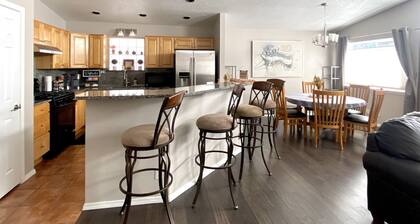 Prime Northeast Heights Location - 3 Bedroom - 2.3 mi to Balloon Fiesta Park!