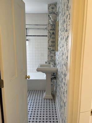 Toalhas de banho, sabonete, shampoo, papel higiênico