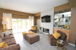 Smart TV, fireplace