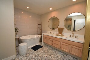 Shower, hair dryer, towels - 224 Calle Florista, Laguna De LaPaz (La Quinta)