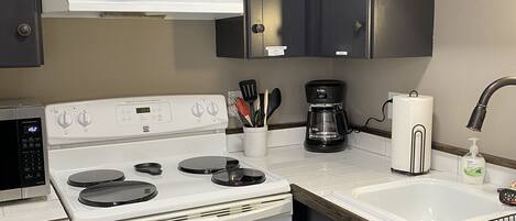 Jääkaappi, mikroaaltouuni, uuni, liesi