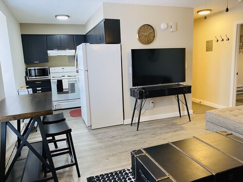 Jailhouse Rock- newly renovated apt on historic Main Street. 