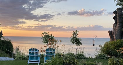 Gorgeous executive home nestled in the shores of Lake Ontario