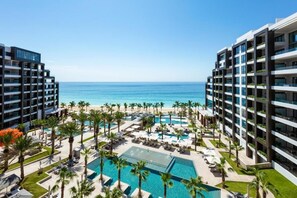 Alberca al aire libre y alberca climatizada