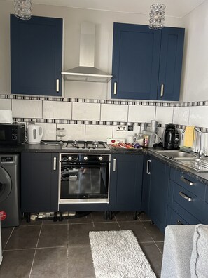 Fridge, microwave, oven, stovetop - Medway Stay (Chatham)