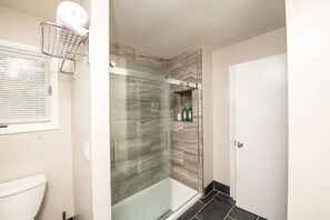 Ensemble douche/baignoire, sèche-cheveux, serviettes fournies, savon