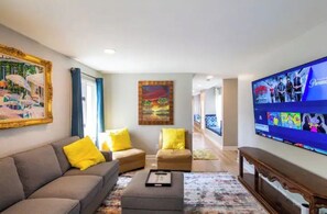 TV, table tennis - 6 Kings Mega House in Uptown Charlotte (Charlotte)