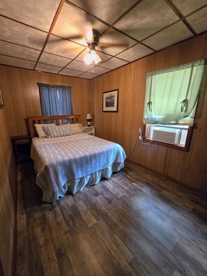 2 bedrooms - Take a break and unwind on our waterfront screened in porch (Florien)