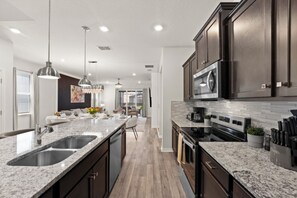 Maison, plusieurs chambres, vue piscine, en bord de piscine | Cuisine privée | Grand réfrigérateur, micro-ondes, four, plaque de cuisson