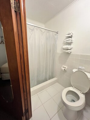 Rom, 1 queensize-seng | Bad | Toalettartikler (inkludert), hårføner og håndklær