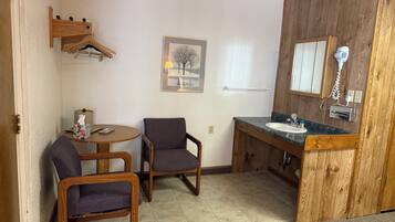 Tabla de planchar con plancha, wifi gratis y ropa de cama