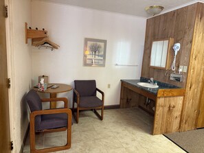 Iron/ironing board, free WiFi, bed sheets - Hotel Prairie Winds Carthage Keokuk Hwy 136 (Carthage)