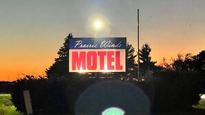 A motel sign with the name "Prairie Winds Motel" against a sunset backdrop. - Hotel Prairie Winds Carthage Keokuk Hwy 136 (Carthage)