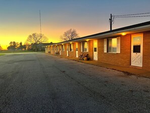 Exterior - Hotel Prairie Winds Carthage Keokuk Hwy 136 (Carthage)