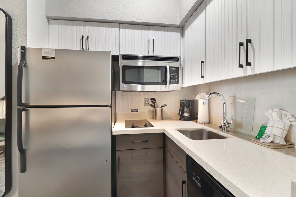 Réfrigérateur, micro-ondes, plaque de cuisson, lave-vaisselle