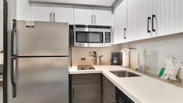 Réfrigérateur, micro-ondes, plaque de cuisson, lave-vaisselle