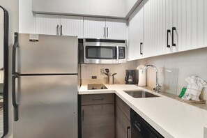 Réfrigérateur, micro-ondes, plaque de cuisson, lave-vaisselle