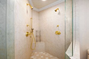 Dusche, Haartrockner, Handtücher