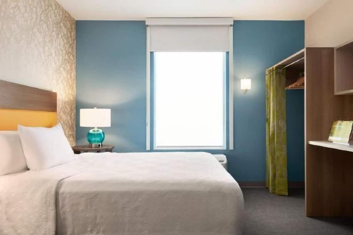 1 habitación, decoración personalizada, muebles diferentes y escritorio