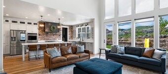 The Carriage House @ Bear Lake -Newly Built - SLEEPS 45 PLUS! Great Location