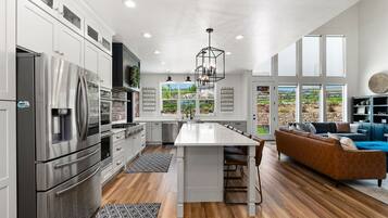 Réfrigérateur, micro-ondes, four, plaque de cuisson