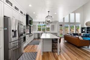 Frigorífic, microones, forn i placa de cuina 