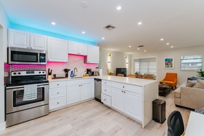 Fridge, microwave, oven, stovetop - Beach House- BBQ, Patio, Hammock, Family-friendly (Fort Lauderdale)