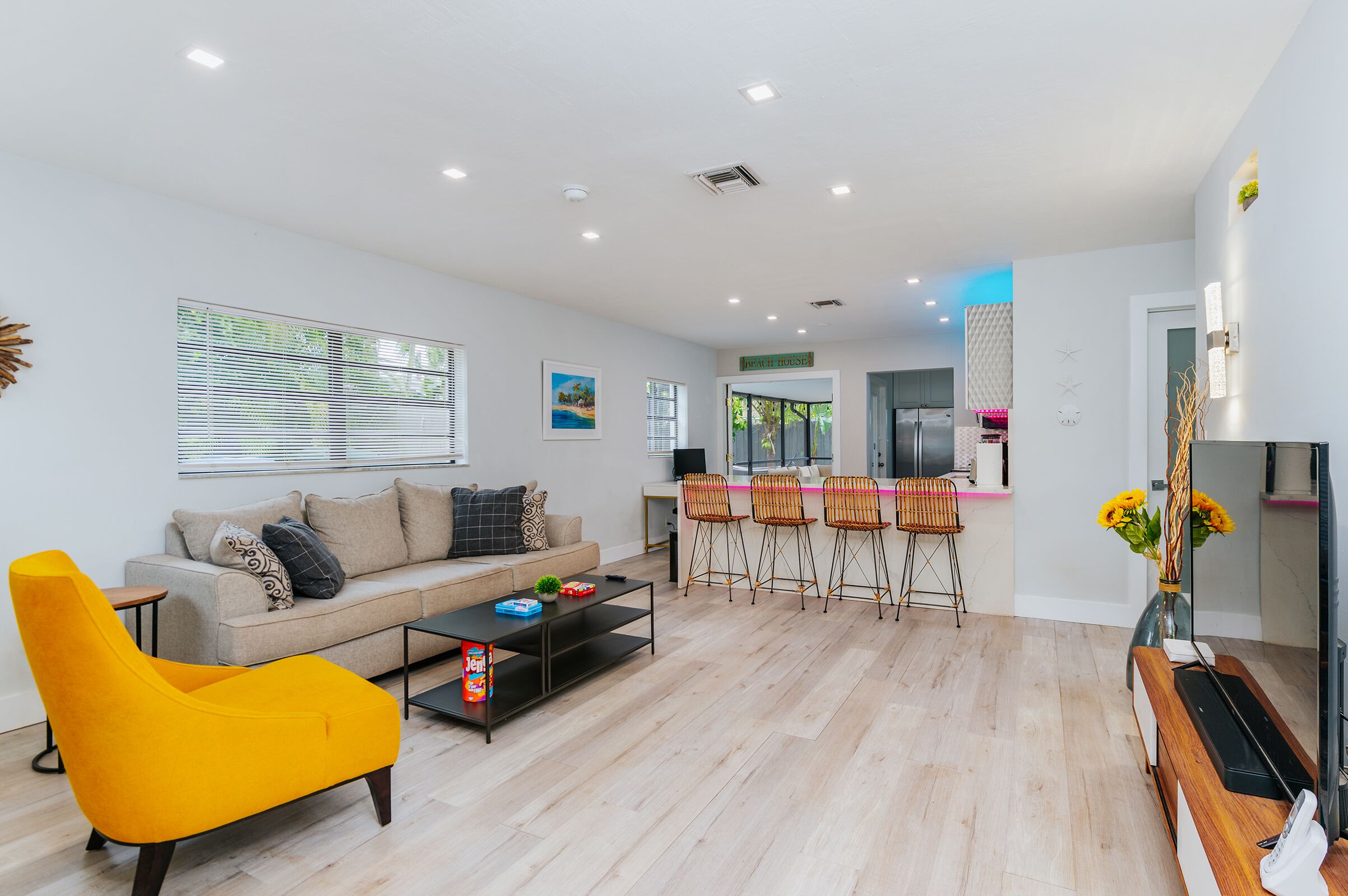 Smart TV, computer monitors