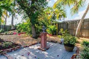 Property grounds - Beach House- BBQ, Patio, Hammock, Family-friendly (Fort Lauderdale)