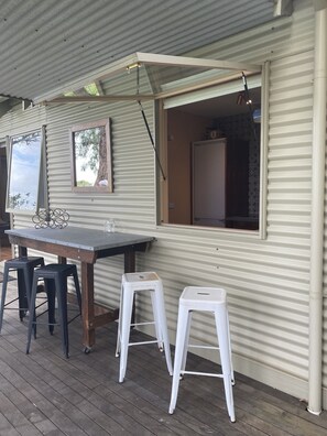 Outdoor dining - Harry's Cottage Red Hill (Red Hill)