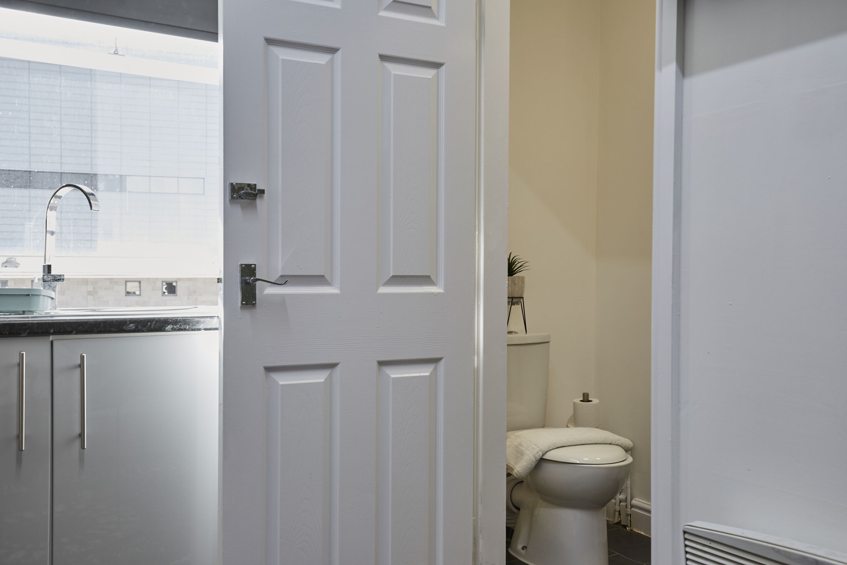 Ein Badezimmer mit Toilette, Waschbecken und Spiegel.
