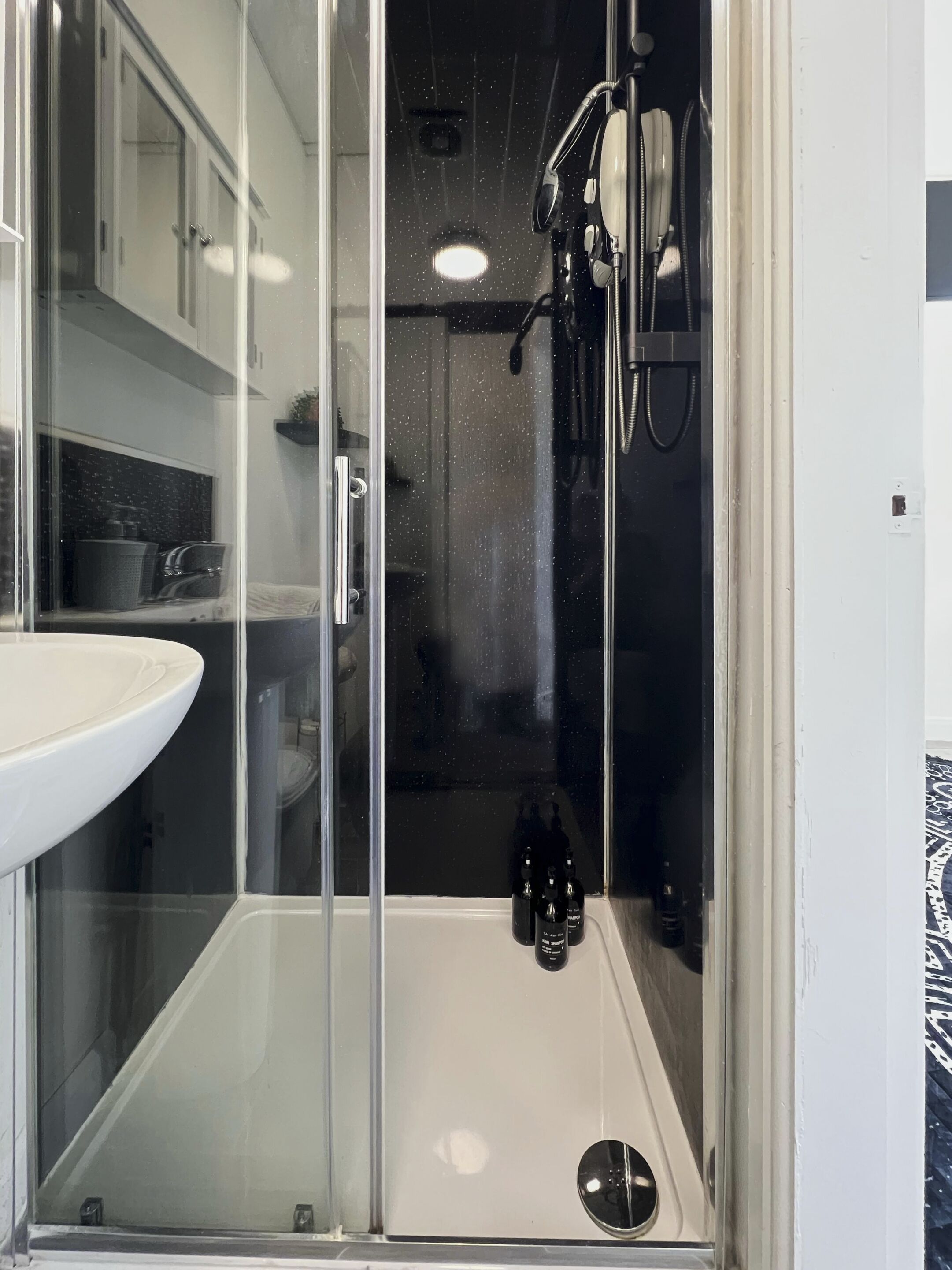 Studio có thiết kế đặc trưng, có phòng tắm riêng (Town Centre Location) | Khu ăn uống