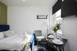 Comfort Studio, Ensuite | Dining - Hayy Vibrant Studios Queensgate (Huddersfield)