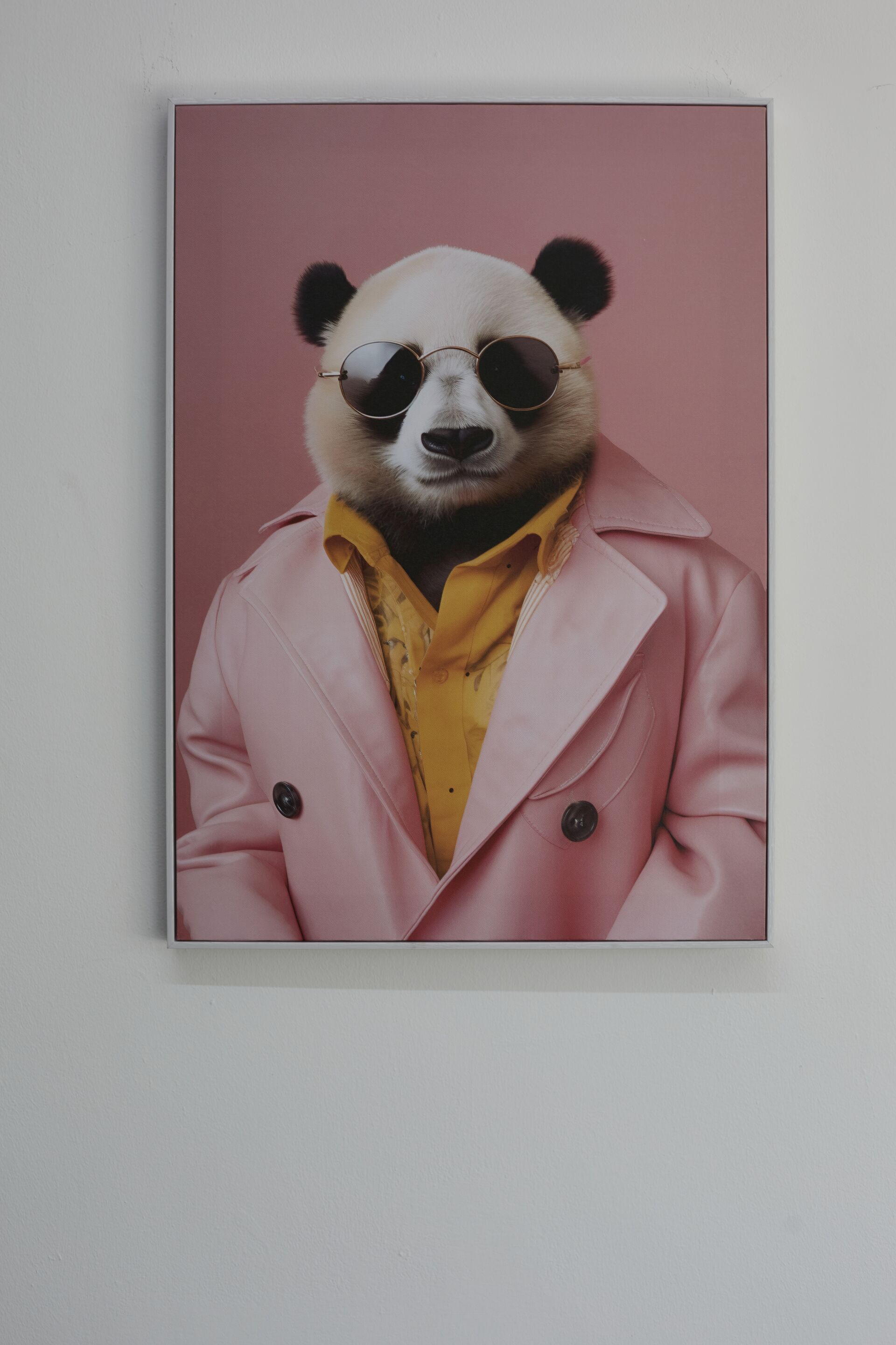Een lijst met een afbeelding van een panda in een roze jas en een gele blouse.