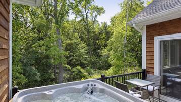 Bañera de hidromasaje al aire libre