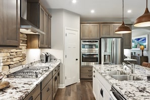 Fridge, microwave, oven, stovetop - Cozy Waconia Escape Near Lakes, Wineries & Downtown (Waconia)