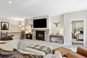 Smart TV, fireplace, stereo