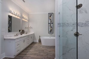 Ensemble douche/baignoire, serviettes fournies