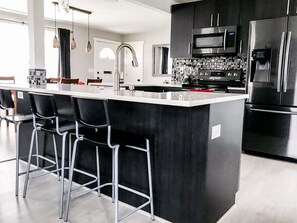Fridge, microwave, oven, stovetop - ⟡ Be-UTAH-ful Home close to Mountains w backyard ⟡ (Salt Lake City)