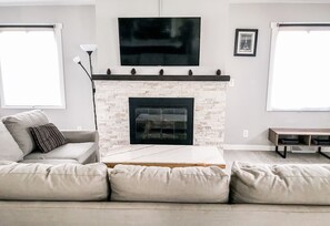 Smart TV, fireplace - ⟡ Be-UTAH-ful Home close to Mountains w backyard ⟡ (Salt Lake City)