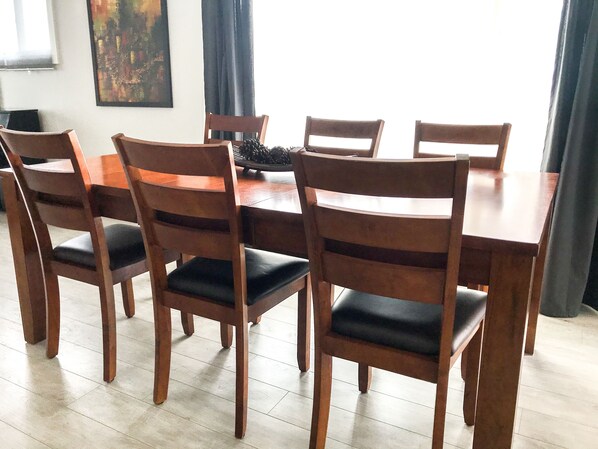 Un comedor con una mesa de madera y seis sillas.
