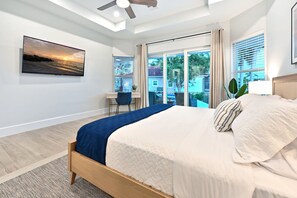 Une chambre moderne avec un lit, un bureau et une vue sur l’extérieur.