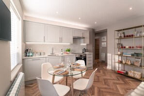Apartment, Blick auf den Innenhof (The Hideaway) | Eigene Küche