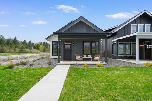 ✨ Modern Retreat Near Schweitzer–Hot Tub, Fireplace, 3 King Beds ✨