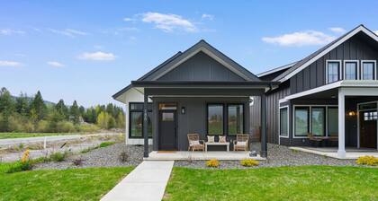 ✨ Modern Retreat Near Schweitzer–Hot Tub, Fireplace, 3 King Beds ✨