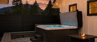 ✨ Modern Retreat Near Schweitzer–Hot Tub, Fireplace, 3 King Beds ✨