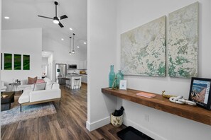 TV connectée, cheminée, livres, chaîne hi-fi