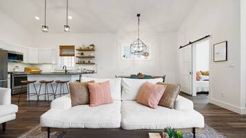 Smart TV, fireplace, books, stereo